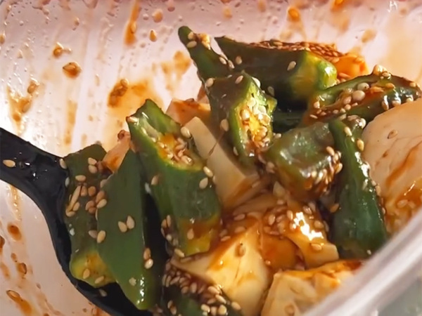 オクラを乱切りにして、レンチン後…　できたものに「夏バテ気味でも、無限に箸がすすむ！」