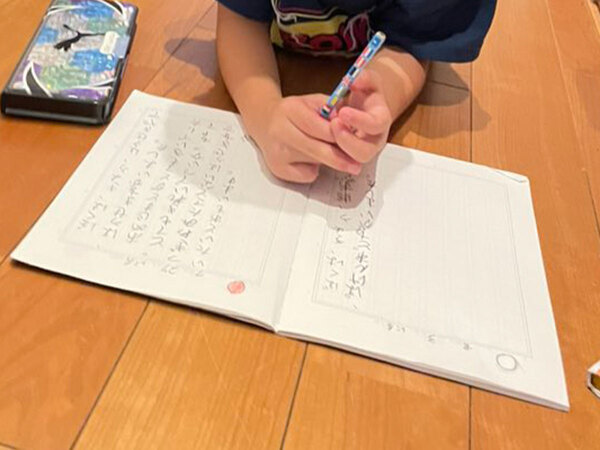 優秀な家庭教師？　宿題をする息子の隣には…「心強い」「これなら頑張れそう」