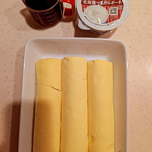 ロールケーキを並べたら…　完成したものに「これは天才」「よく思い付いたな」