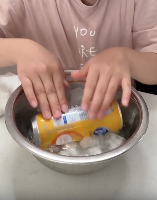 缶を『数回こするだけ』で炭酸が…？　結果に「マジかよ」「試したい」