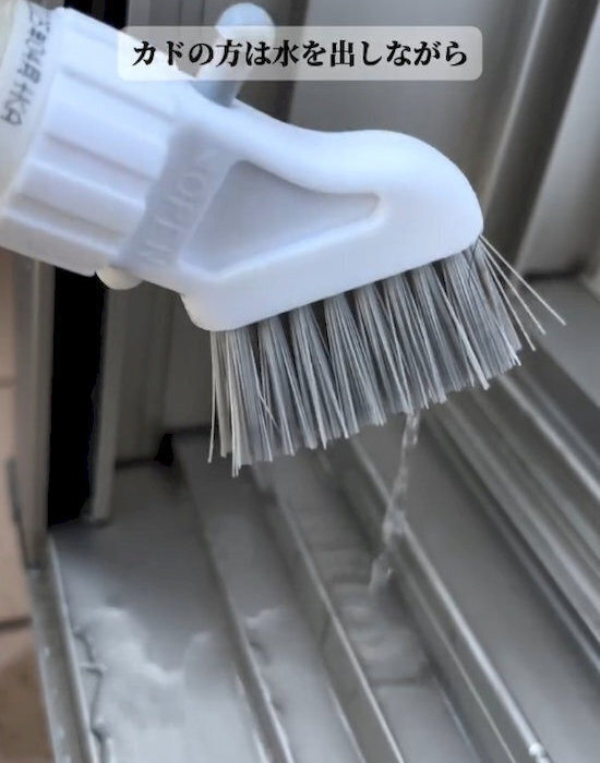 窓と網戸を同時に掃除すると？　仕上がりに「便利すぎる」「家中ピカピカ」