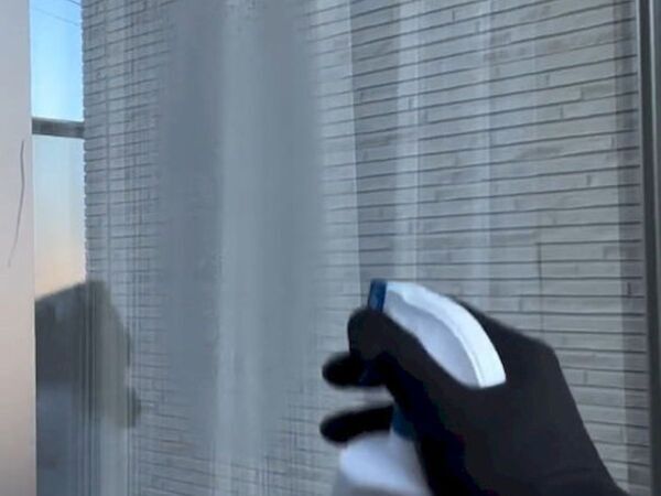 窓と網戸を同時に掃除すると？　仕上がりに「便利すぎる」「家中ピカピカ」