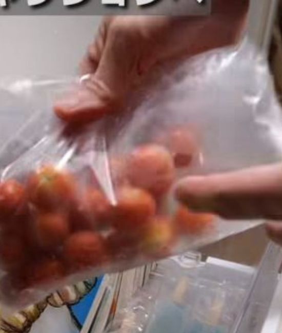 そばに『冷凍トマト』を振りかけて…　絶品レシピに「マジかよ」「やみつき」