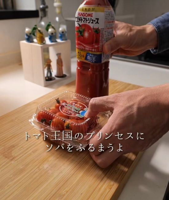 そばに『冷凍トマト』を振りかけて…　絶品レシピに「マジかよ」「やみつき」
