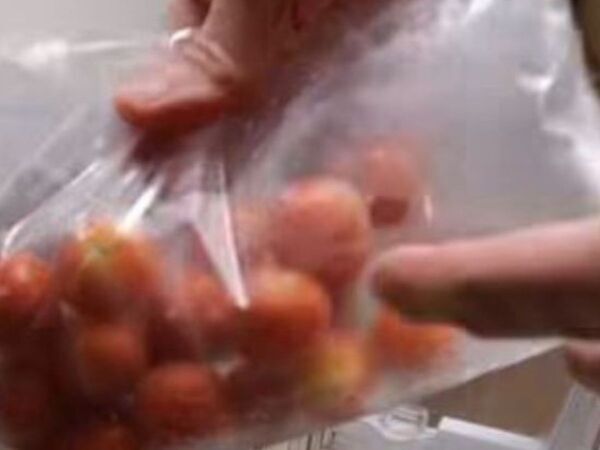 そばに『冷凍トマト』を振りかけて…　絶品レシピに「マジかよ」「やみつき」