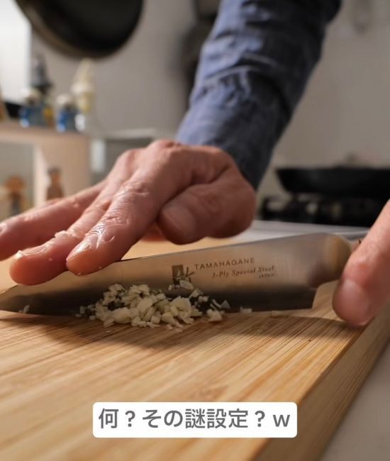 そばに『冷凍トマト』を振りかけて…　絶品レシピに「マジかよ」「やみつき」