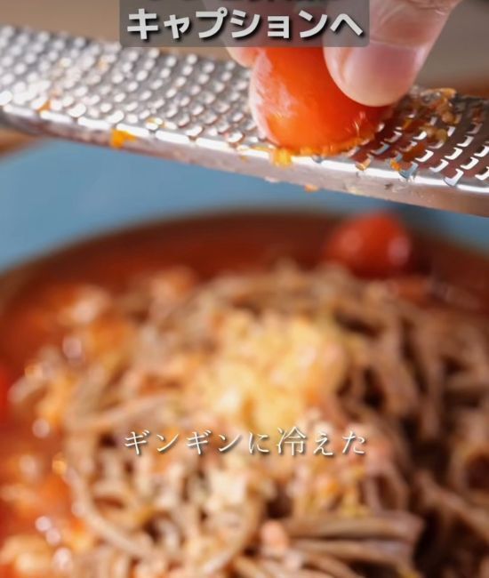 そばに『冷凍トマト』を振りかけて…　絶品レシピに「マジかよ」「やみつき」