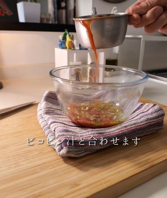 そばに『冷凍トマト』を振りかけて…　絶品レシピに「マジかよ」「やみつき」