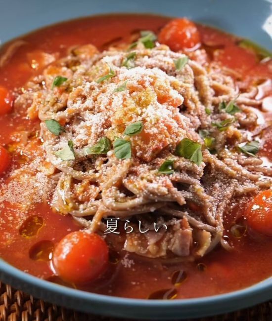 そばに『冷凍トマト』を振りかけて…　絶品レシピに「マジかよ」「やみつき」