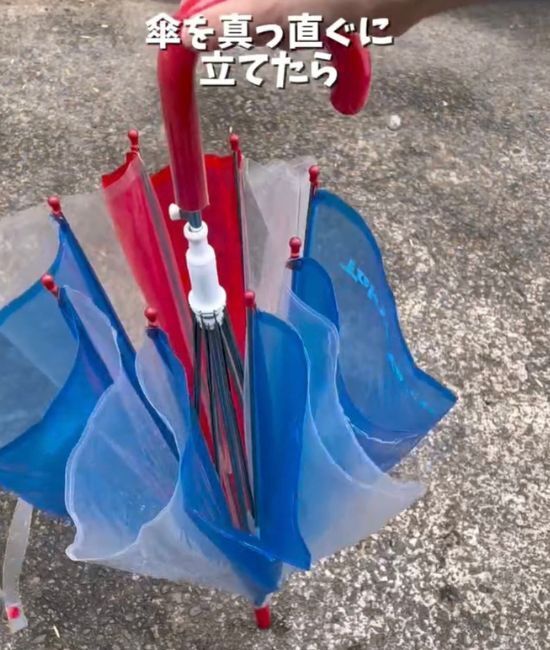 靴裏に絆創膏を2枚貼ると？　雨の日の足元に「全然ちがう」「感動した」