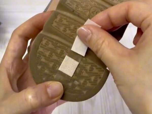 靴裏に絆創膏を2枚貼ると？　雨の日の足元に「全然ちがう」「感動した」