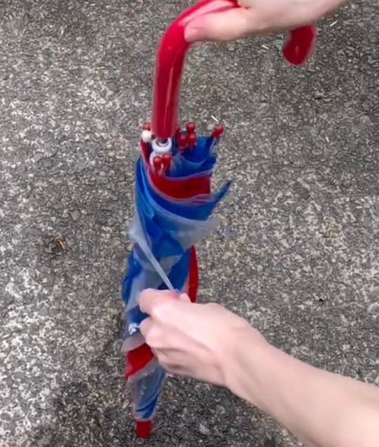 靴裏に絆創膏を2枚貼ると？　雨の日の足元に「全然ちがう」「感動した」