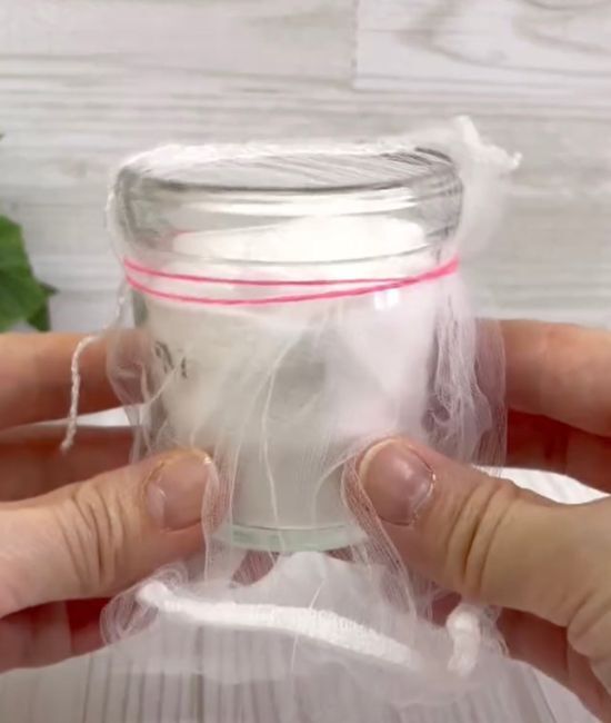 靴裏に絆創膏を2枚貼ると？　雨の日の足元に「全然ちがう」「感動した」