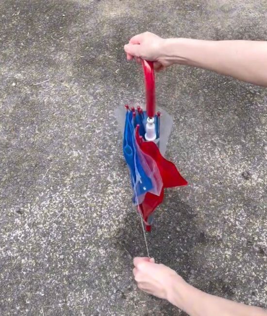 靴裏に絆創膏を2枚貼ると？　雨の日の足元に「全然ちがう」「感動した」