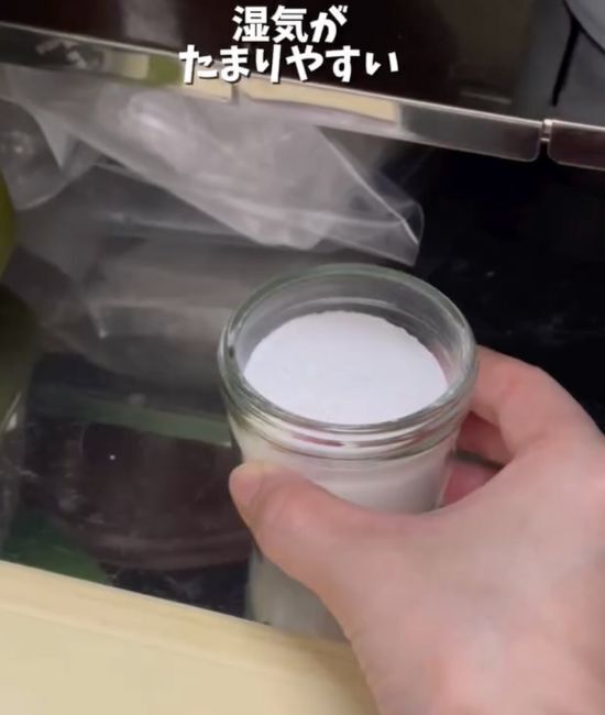 靴裏に絆創膏を2枚貼ると？　雨の日の足元に「全然ちがう」「感動した」