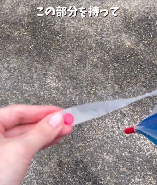 靴裏に絆創膏を2枚貼ると？　雨の日の足元に「全然ちがう」「感動した」