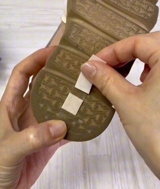 靴裏に絆創膏を2枚貼ると？　雨の日の足元に「全然ちがう」「感動した」