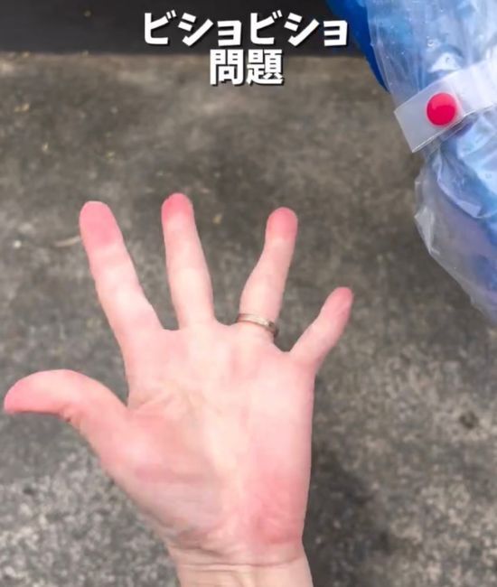 靴裏に絆創膏を2枚貼ると？　雨の日の足元に「全然ちがう」「感動した」