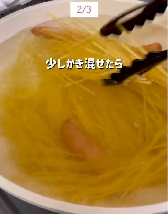 ソーセージと一緒に茹でると？　パスタの調理テクに「絶対やる」「知らなかった」