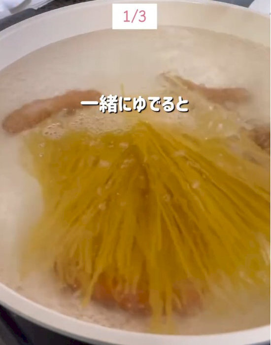 ソーセージと一緒に茹でると？　パスタの調理テクに「絶対やる」「知らなかった」