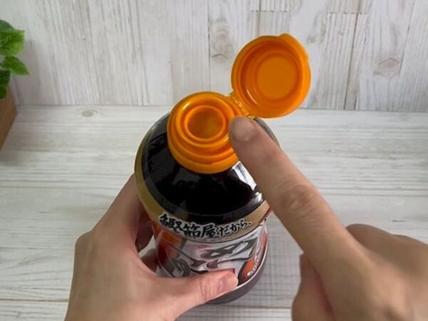 液体調味料がドバッと出すぎる！　少しずつ使いたければ内蓋を…？