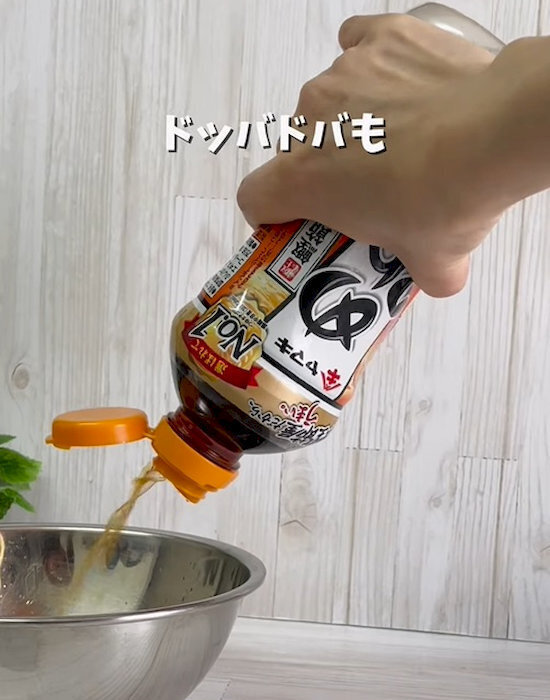 液体調味料がドバッと出すぎる！　少しずつ使いたければ内蓋を…？