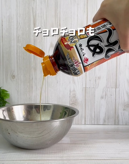 液体調味料がドバッと出すぎる！　少しずつ使いたければ内蓋を…？