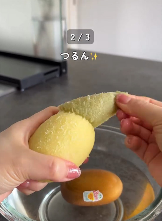 キウイの皮を剥くなら真似して！　母の『裏ワザ』に「こうすればよかったんだ」