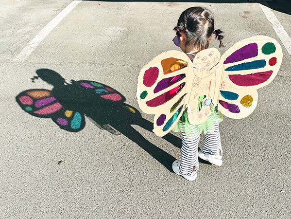 「マネしたい！」「天才では？」　散歩中の3歳娘、背中を見ると…