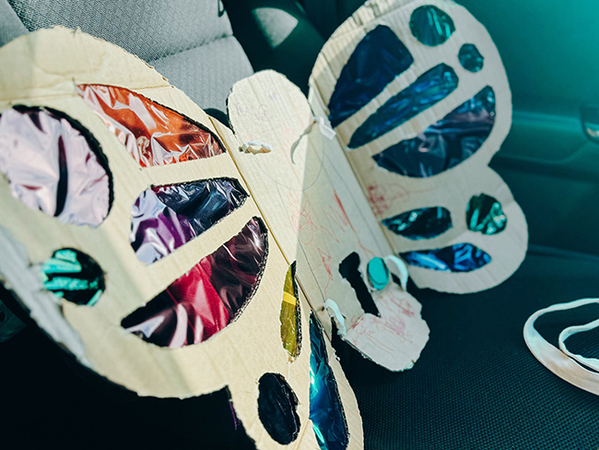 「マネしたい！」「天才では？」　散歩中の3歳娘、背中を見ると…