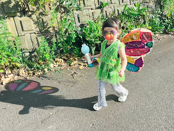 「マネしたい！」「天才では？」　散歩中の3歳娘、背中を見ると…