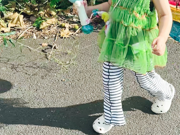 「マネしたい！」「天才では？」　散歩中の3歳娘、背中を見ると…