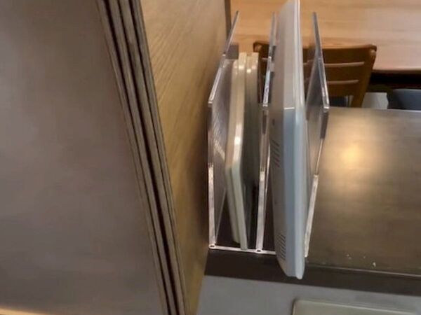 アクリルスタンドをキッチンで使うと？　「その発想はなかった」「真似したい」