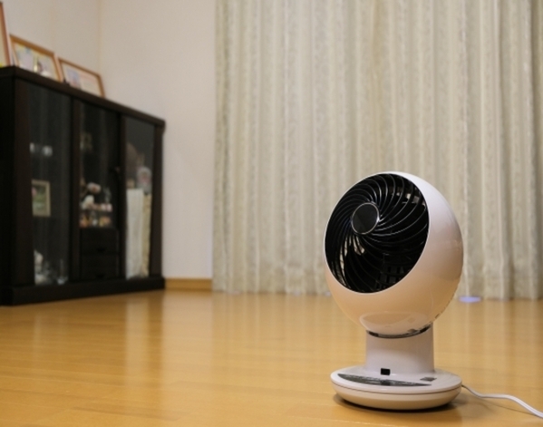 エアコン効率が劇的アップ！　サーキュレーターの置き方に「なるほど」「覚えた」