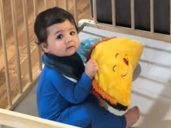 この時を待っていたんだね…　『犬のオモチャ』で遊ぶ赤ちゃんの姿に「泣いた」