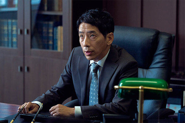 ネルラの言葉にゾッ…ネルラの叔父がつけるエプロンの文字が気になる　『しあわせな結婚』第4話