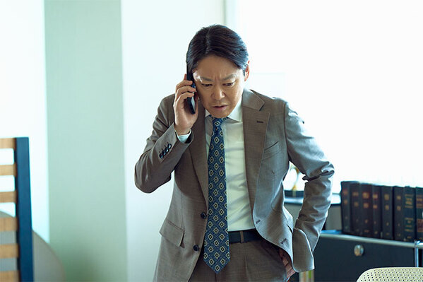 ネルラの言葉にゾッ…ネルラの叔父がつけるエプロンの文字が気になる　『しあわせな結婚』第4話