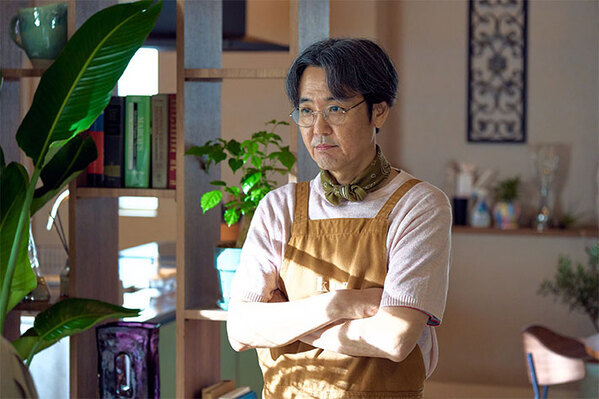 ネルラの言葉にゾッ…ネルラの叔父がつけるエプロンの文字が気になる　『しあわせな結婚』第4話