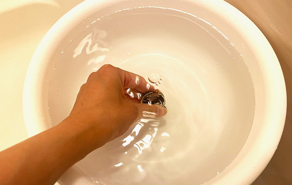 プールに行くなら持っていきたい！　カプセルトイの『あさり』、思わぬ使い方が…