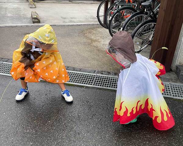 『鬼滅の刃』のレインポンチョを着た息子たち　持っていた『刀』が…「平和すぎる」