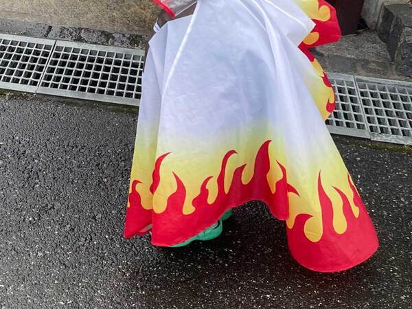 『鬼滅の刃』のレインポンチョを着た息子たち　持っていた『刀』が…「平和すぎる」