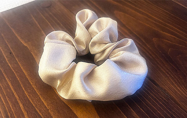 セリアで見つけたシュシュ　隠された秘密に「これは天才」「まじ助かる」