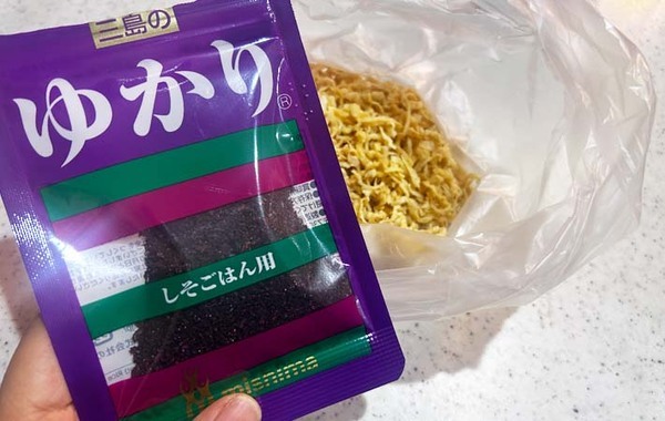 『ゆかり』と一緒に混ぜたのは…？　相性抜群の食材に「ずっとこれにして！」「弁当にもいい」