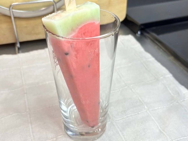 スイカバーをグラスに突っ込んで…？　ロッテのアレンジレシピに「これはおいしい」