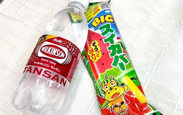 スイカバーをグラスに突っ込んで…？　ロッテのアレンジレシピに「これはおいしい」