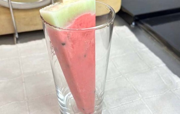 スイカバーをグラスに突っ込んで…？　ロッテのアレンジレシピに「これはおいしい」