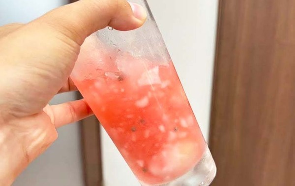 スイカバーをグラスに突っ込んで…？　ロッテのアレンジレシピに「これはおいしい」