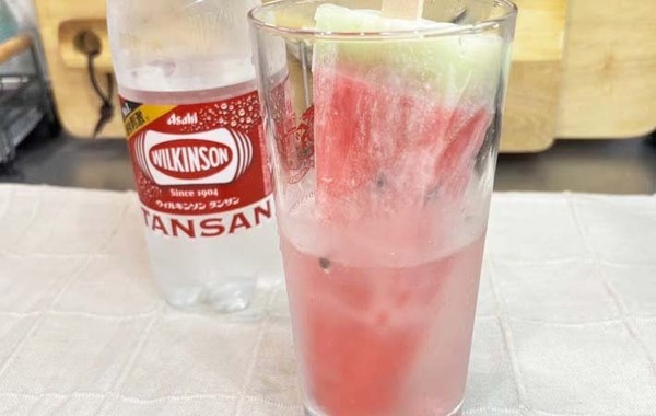 スイカバーをグラスに突っ込んで…？　ロッテのアレンジレシピに「これはおいしい」