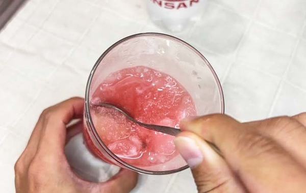 スイカバーをグラスに突っ込んで…？　ロッテのアレンジレシピに「これはおいしい」