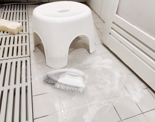 浴室の床、汚れてない？　ピカピカにするテクに「そうだったのか」「ためになる」